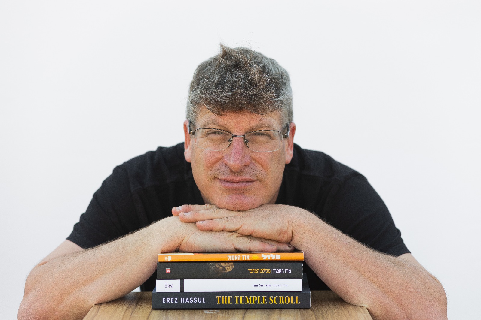 ארז האסול עם ספריו - גיאולוג וסופר ישראלי