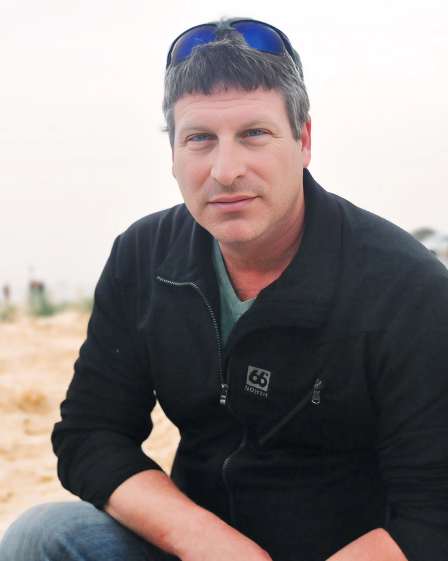 תמונה של הסופר ארז האסול